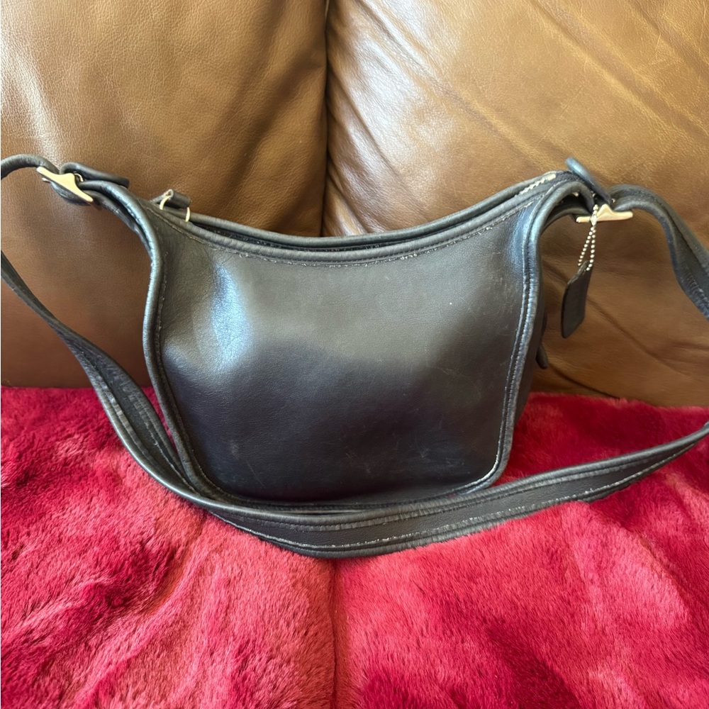 Vintage COACH Sleek Black Leather Crescent Shoulder Bag